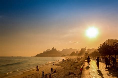  Die Sonne von Ipanema – Eine Symphonie in Ocker und Azurblau!